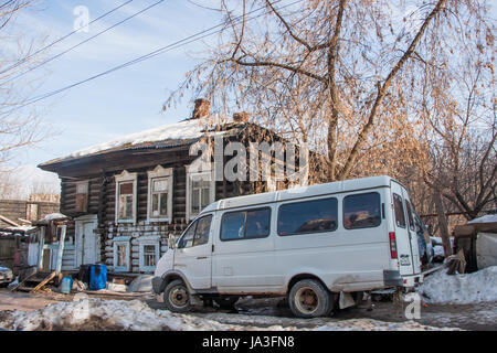 Perm, Russie - Mars 31,2016 : Ancien ruiné deux étages maison en bois Banque D'Images