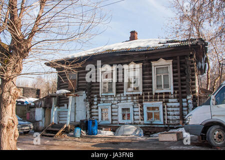 Perm, Russie - Mars 31,2016 : Ancien ruiné deux étages maison en bois Banque D'Images