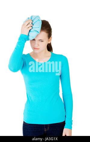 Femme avec un sac de glace pour les maux de tête et migraines , isolated on white Banque D'Images