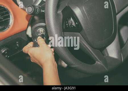 Mains de femme détiennent la clé pour démarrer la voiture, selective focus on hand Banque D'Images