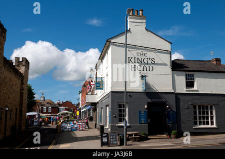 Le King's Head Pub et Market Hill, Buckingham, Buckinghamshire, England, UK Banque D'Images