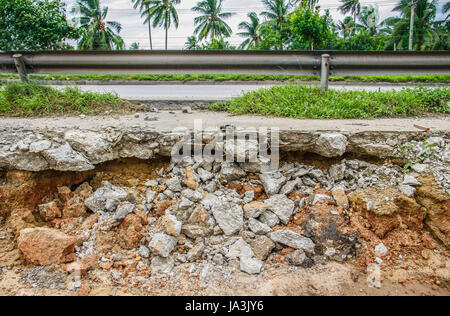 Chemin de béton fissuré avec trace d'affouillement Banque D'Images