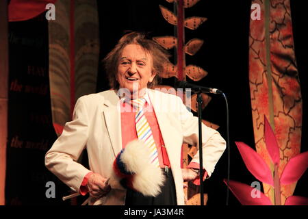 Ken Dodd au Tata tente, Hay Festival 2017, Hay-on-Wye, Brecknockshire, Powys, Pays de Galles, Grande-Bretagne, Royaume-Uni, UK, Europe Banque D'Images