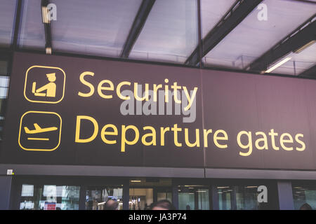 Londres, Angleterre - 30 mai 2017 : Information sign montrant façon d'embarquement et de sécurité à l'aéroport d'Heathrow à Londres, en Angleterre. Banque D'Images