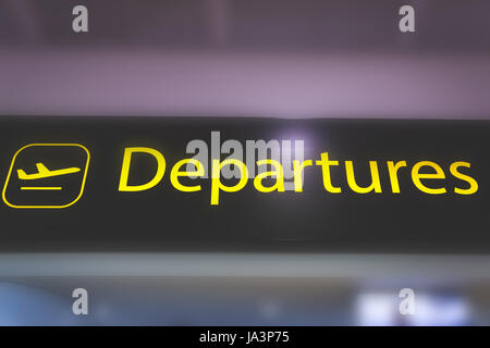 Londres, Angleterre - 30 mai 2017 : Information sign montrant façon d'embarquement à l'aéroport d'Heathrow à Londres, en Angleterre. Banque D'Images