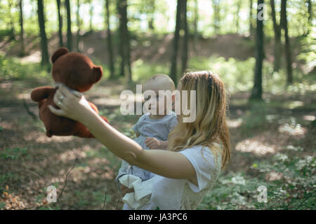 Mère et cute baby girl dans la nature Banque D'Images