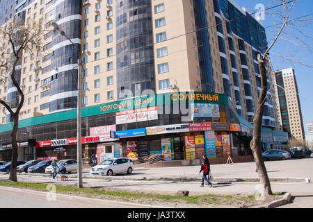 Perm, Russie - avril 30,2016 : centre commercial et une nouvelle maison de vacances moderne, un paysage de ville Banque D'Images