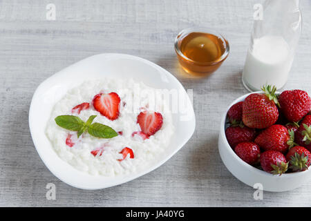 Lait de riz avec des fraises dans une assiette Banque D'Images