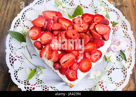 Gâteau au fromage aux fraises sur coeur Dentelle de papier. Banque D'Images