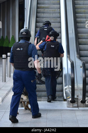 Des policiers sur un escalator au pied du tesson à l'extérieur de la station London Bridge, près de la scène de la nuit dernière, l'incident terroriste. Banque D'Images