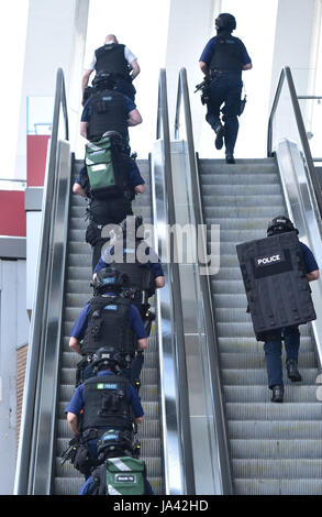 Des policiers sur un escalator au pied du tesson à l'extérieur de la station London Bridge, près de la scène de la nuit dernière, l'incident terroriste. Banque D'Images