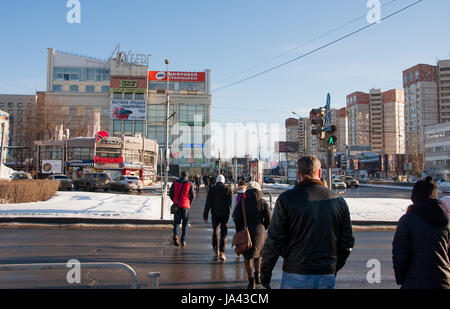 PERM, RUSSIE - 13 mars 2016 : Les gens de traverser la route sur un signal lumineux de circulation vert Banque D'Images