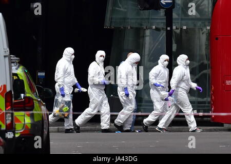 En dehors des agents de police forensic Borough Market, London, près de la scène de la nuit dernière, l'incident terroriste. Banque D'Images