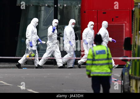 En dehors des agents de police forensic Borough Market, London, près de la scène de la nuit dernière, l'incident terroriste. Banque D'Images