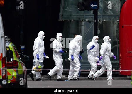 En dehors des agents de police forensic Borough Market, London, près de la scène de la nuit dernière, l'incident terroriste. Banque D'Images