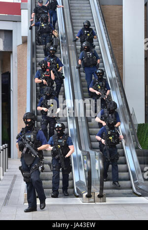 La police armée descendre un escalator au pied du tesson à l'extérieur de la station London Bridge, près de la scène de la nuit dernière, l'incident terroriste. Banque D'Images