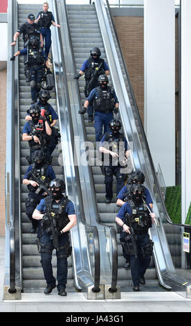 La police armée descendre un escalator au pied du tesson à l'extérieur de la station London Bridge, près de la scène de la nuit dernière, l'incident terroriste. Banque D'Images