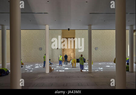 L'intérieur d'une mosquée pendant la prière avec lumière pommelé. Mosquée Jumaa, Doha, Emirats Arabes Unis. Architecte : John McAslan & Partners, 2017. Banque D'Images