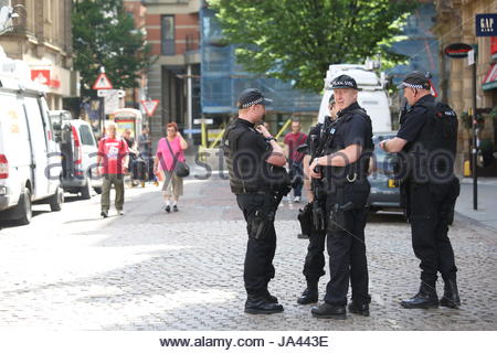 Des policiers armés dans les rues de Manchester, à proximité de St Ann's square, comme la menace de la terreur s'intensifie. Banque D'Images