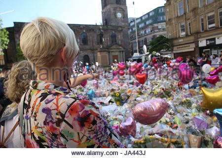 Deux femmes regarder les fleurs à St Ann's Square pour les victimes de l'attentat de Manchester.Crédit ; Reallifephotos/Alamy Banque D'Images