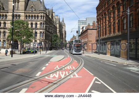 Un bus traverse central Manchester sur une journée ensoleillée dans la semaine après l'attentat à Manchester Banque D'Images