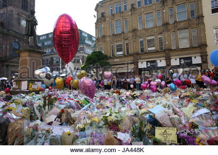 Un énorme monument floral à St Ann's Square à Londres rend hommage aux victimes de l'attentat de Manchester. Banque D'Images