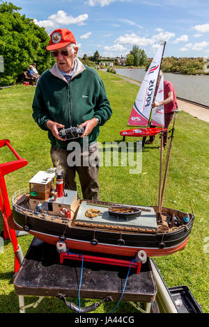 Les MEMBRES DU CLUB DE BATEAU MODÈLE BRIGHTLINGSEA LA PRÉPARATION ET LA VOILE LEUR MÉTIER Banque D'Images