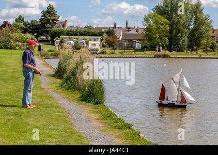 Les MEMBRES DU CLUB DE BATEAU MODÈLE BRIGHTLINGSEA LA PRÉPARATION ET LA VOILE LEUR MÉTIER Banque D'Images