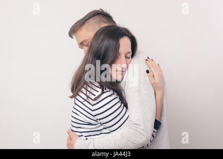 Embrassant doucement fille son bien-aimé. La compréhension mutuelle et l'amour dans la jeunesse Banque D'Images