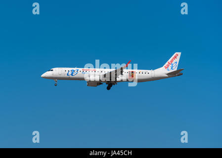 Madrid, Espagne - 22 mai 2017 : Air Europa Embraer ERJ 195 LR est l'atterrissage à l'aéroport de Barajas, à Madrid le 22 mai 2017. Air Europa est l'un espagnol Airways Banque D'Images