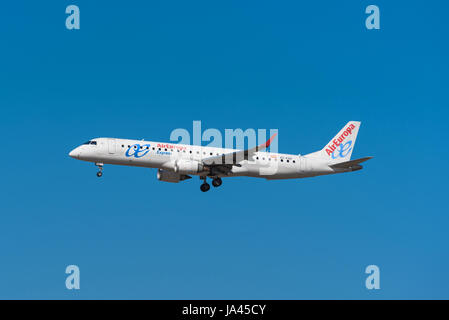 Madrid, Espagne - 22 mai 2017 : Air Europa Embraer ERJ 195 LR est l'atterrissage à l'aéroport de Barajas, à Madrid le 22 mai 2017. Air Europa est l'un espagnol Airways Banque D'Images