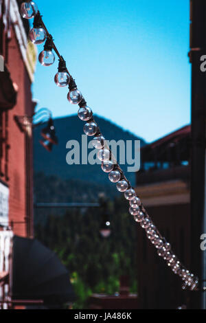 String d'ampoules décorant un petite ville américaine dans les montagnes de la rue Banque D'Images