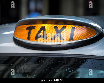 London Taxi Taxi Noir - Toit signes sur un taxi noir de Londres (cabine) Banque D'Images