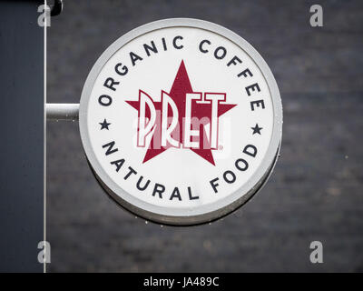 Pret a manger signe sur un jour de pluie. Pret a manger est une chaîne britannique naturel de haute qualité, offrant des sandwiches, des boissons et autres aliments. Banque D'Images