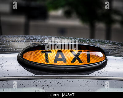 London Taxi Taxi Noir - Toit signes sur un taxi noir de Londres (cabine) Banque D'Images