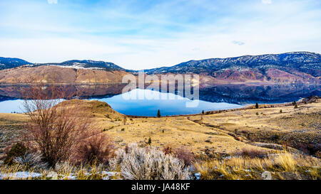 Le lac Kamloops en Colombie-Britannique, Canada, qui est une grande partie de la rivière Thompson, par une froide journée d'hiver à la montagne environnante reflétant dans l'eau Banque D'Images