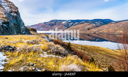 Le lac Kamloops en Colombie-Britannique, Canada, est une très grande partie de la rivière Thompson, par une froide journée d'hiver à la montagne environnante reflétant dans l'eau Banque D'Images