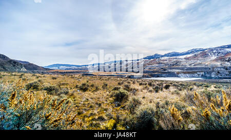 Montagnes et de la rivière Thompson sur une froide journée d'hiver de Juniper Beach Provincial Park dans la vallée de la rivière Thompson entre Kamloops et Cache Creek Banque D'Images