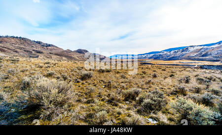 Montagnes et de la rivière Thompson sur une froide journée d'hiver de Juniper Beach Provincial Park dans la vallée de la rivière Thompson entre Kamloops et Cache Creek Banque D'Images