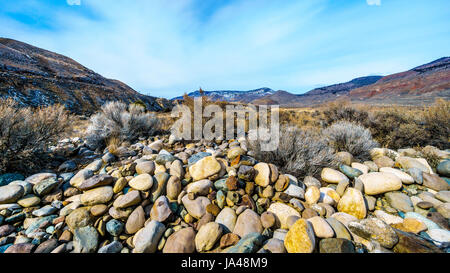 Montagnes et de la rivière Thompson sur une froide journée d'hiver de Juniper Beach Provincial Park dans la vallée de la rivière Thompson entre Kamloops et Cache Creek Banque D'Images