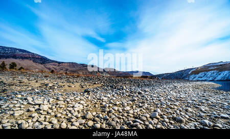 Montagnes et de la rivière Thompson sur une froide journée d'hiver de Juniper Beach Provincial Park dans la vallée de la rivière Thompson entre Kamloops et Cache Creek, C.-B. Banque D'Images