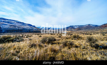 Montagnes et de la rivière Thompson sur une froide journée d'hiver de Juniper Beach Provincial Park dans la vallée de la rivière Thompson entre Kamloops et Cache Creek Banque D'Images