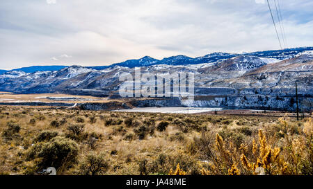 Montagnes et de la rivière Thompson sur une froide journée d'hiver de Juniper Beach Provincial Park dans la vallée de la rivière Thompson entre Kamloops et Cache Creek Banque D'Images