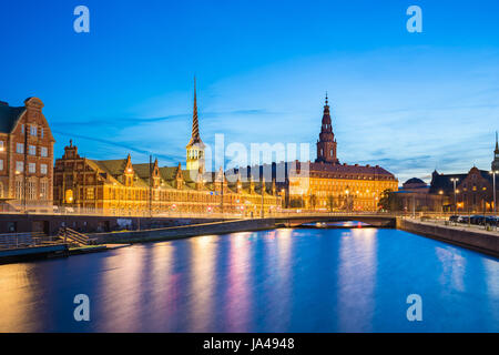 Au Palais de Christiansborg à Copenhague nuit ville, le Danemark. Banque D'Images