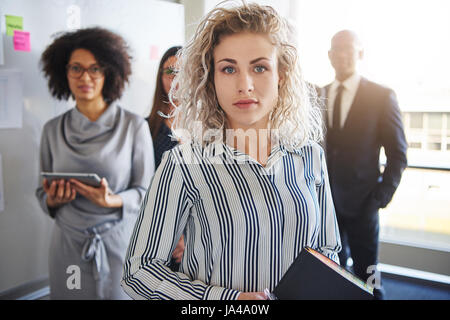 Business Woman standing in front de collègues, les gens à la recherche des races mixtes Banque D'Images