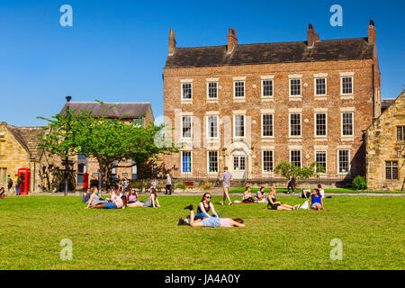 25 Mai 2017 : ville de Durham, England, UK - étudiants et touristes profitant du soleil sur Palace Green. Banque D'Images