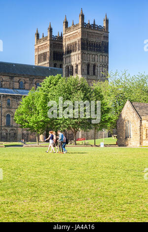 25 Mai 2017 : ville de Durham, England, UK - Élèves crossing Palace Green, avec la cathédrale en arrière-plan. Banque D'Images