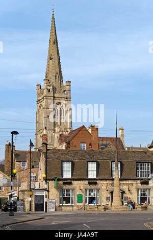 La Toison d'or pub avec la tour de l'église All Saints derrière, Stamford, Lincolnshire, Angleterre, Royaume-Uni. Banque D'Images