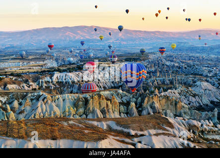 Göreme, Turquie - 16 octobre 2016 : montgolfières survolant vallée de la Cappadoce au lever du soleil. Nevşehir Province. La Turquie. Vue de dessus d'autres balloo Banque D'Images