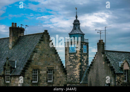 Vieux bâtiments historiques de la vieille ville, Stirling, Écosse, Royaume-Uni, avec horloge de la tour de Tollbooth et toits à pignon étagés contre le ciel bleu Banque D'Images